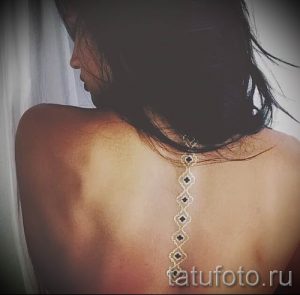 tatu-na-pozvonochnike-risunok-vdol-primer-foto-056-tatufoto-ru