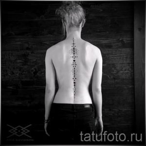 tatu-na-pozvonochnike-risunok-vdol-primer-foto-065-tatufoto-ru