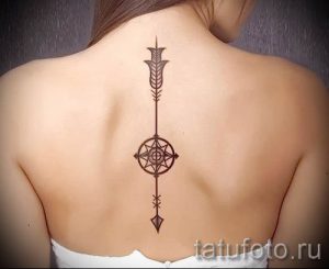 tatu-na-pozvonochnike-risunok-vdol-primer-foto-085-tatufoto-ru