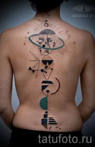 tatu-na-pozvonochnike-risunok-vdol-primer-foto-101-tatufoto-ru
