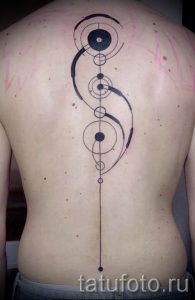 tatu-na-pozvonochnike-risunok-vdol-primer-foto-104-tatufoto-ru
