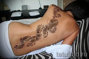tatu-na-pozvonochnike-risunok-vdol-primer-foto-109-tatufoto-ru