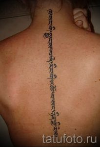 tatu-na-pozvonochnike-risunok-vdol-primer-foto-110-tatufoto-ru