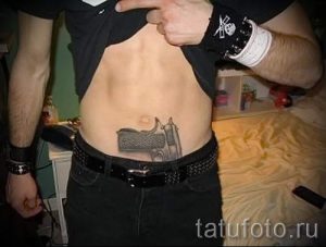 тату пистолет за поясом - фото готовой татуировки 01092016 2085 tatufoto.ru