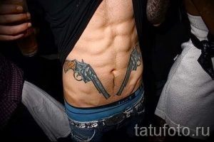 тату пистолет за поясом - фото готовой татуировки 01092016 3086 tatufoto.ru