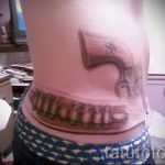 тату пистолет за поясом - фото готовой татуировки 01092016 5088 tatufoto.ru