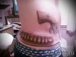 тату пистолет за поясом - фото готовой татуировки 01092016 5088 tatufoto.ru