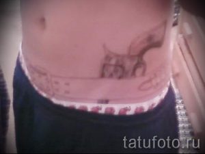 тату пистолет за поясом - фото готовой татуировки 01092016 6089 tatufoto.ru