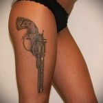тату пистолет на бедре - фото готовой татуировки 01092016 1090 tatufoto.ru