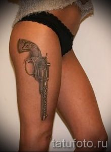 тату пистолет на бедре - фото готовой татуировки 01092016 1090 tatufoto.ru