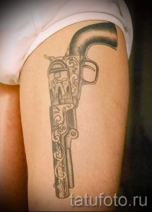 тату пистолет на бедре - фото готовой татуировки 01092016 2091 tatufoto.ru
