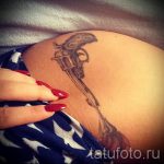 тату пистолет на бедре - фото готовой татуировки 01092016 4093 tatufoto.ru