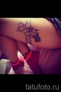 тату пистолет на бедре - фото готовой татуировки 01092016 5094 tatufoto.ru