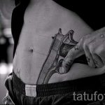 тату пистолет на бедре - фото готовой татуировки 01092016 6095 tatufoto.ru