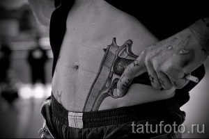 тату пистолет на бедре - фото готовой татуировки 01092016 6095 tatufoto.ru