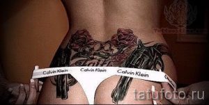 тату пистолет на бедре - фото готовой татуировки 01092016 7096 tatufoto.ru