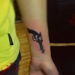 тату пистолет на запястье - фото готовой татуировки 01092016 2098 tatufoto.ru