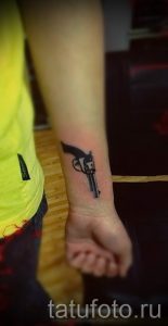 тату пистолет на запястье - фото готовой татуировки 01092016 2098 tatufoto.ru