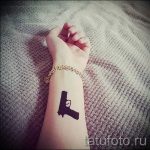 тату пистолет на запястье - фото готовой татуировки 01092016 3099 tatufoto.ru