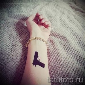 тату пистолет на запястье - фото готовой татуировки 01092016 3099 tatufoto.ru