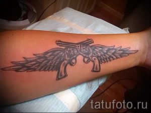 тату пистолет на запястье - фото готовой татуировки 01092016 4100 tatufoto.ru