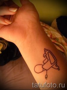 тату пистолет на запястье - фото готовой татуировки 01092016 5101 tatufoto.ru