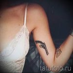 тату пистолет на запястье - фото готовой татуировки 01092016 6102 tatufoto.ru