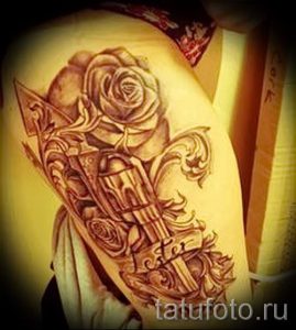 тату пистолет на ляшке - фото готовой татуировки 01092016 1103 tatufoto.ru