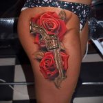 тату пистолет на ноге девушки - фото готовой татуировки 01092016 1114 tatufoto.ru