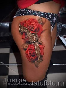 тату пистолет на ноге девушки - фото готовой татуировки 01092016 1114 tatufoto.ru