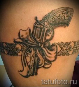 тату пистолет на ноге девушки - фото готовой татуировки 01092016 2115 tatufoto.ru