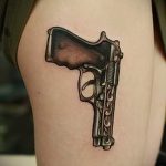 тату пистолет на ноге девушки - фото готовой татуировки 01092016 3116 tatufoto.ru