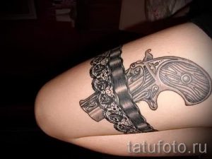 тату пистолет на ноге девушки - фото готовой татуировки 01092016 4117 tatufoto.ru