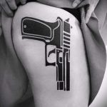 тату пистолет на ноге девушки - фото готовой татуировки 01092016 5118 tatufoto.ru