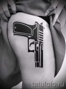 тату пистолет на ноге девушки - фото готовой татуировки 01092016 5118 tatufoto.ru