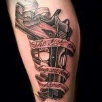 тату пистолет на ноге девушки - фото готовой татуировки 01092016 6119 tatufoto.ru