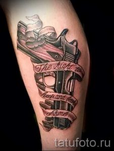 тату пистолет на ноге девушки - фото готовой татуировки 01092016 6119 tatufoto.ru