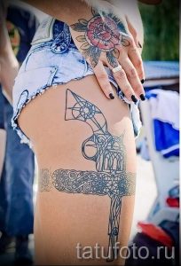 тату пистолет на ноге - фото готовой татуировки 01092016 1106 tatufoto.ru