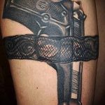 тату пистолет на ноге - фото готовой татуировки 01092016 2107 tatufoto.ru