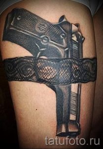 тату пистолет на ноге - фото готовой татуировки 01092016 2107 tatufoto.ru
