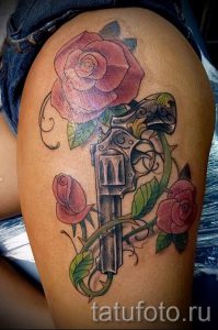 тату пистолет на ноге - фото готовой татуировки 01092016 6111 tatufoto.ru