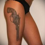 тату пистолет на ноге - фото готовой татуировки 01092016 7112 tatufoto.ru