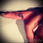 тату пистолет на пальце - фото готовой татуировки 01092016 1120 tatufoto.ru