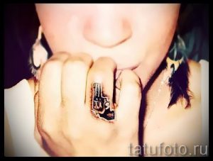 тату пистолет на пальце - фото готовой татуировки 01092016 2121 tatufoto.ru