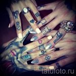 тату пистолет на пальце - фото готовой татуировки 01092016 3122 tatufoto.ru