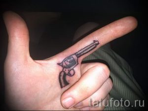тату пистолет на пальце - фото готовой татуировки 01092016 4123 tatufoto.ru