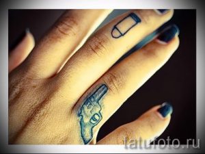 тату пистолет на пальце - фото готовой татуировки 01092016 5124 tatufoto.ru