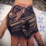 тату пистолет на руке - фото готовой татуировки 01092016 1125 tatufoto.ru