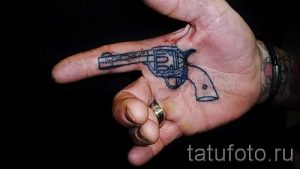 тату пистолет на руке - фото готовой татуировки 01092016 2126 tatufoto.ru
