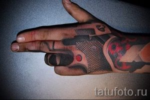 тату пистолет на руке - фото готовой татуировки 01092016 5129 tatufoto.ru